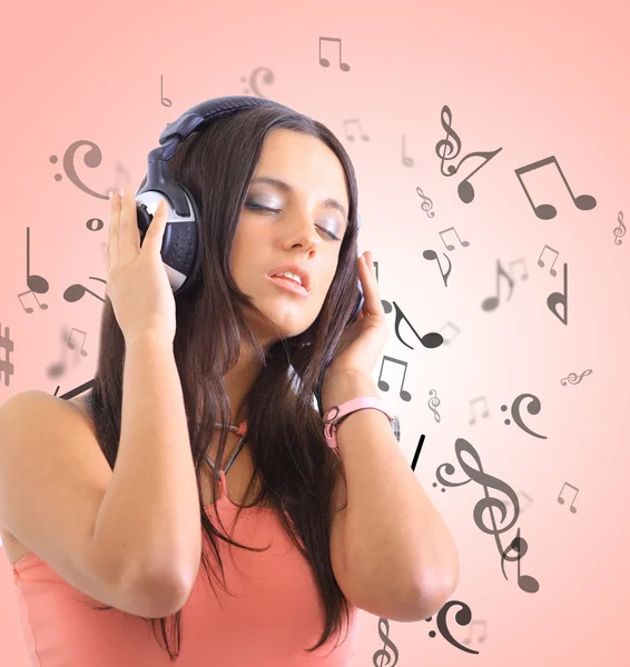 Mujer joven radiante escuchar música con auriculares — Foto de Stock