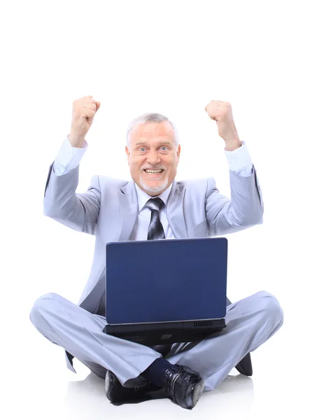 Man op een laptopcomputer vieren van zijn succes op de internet geïsoleerde o — Stockfoto