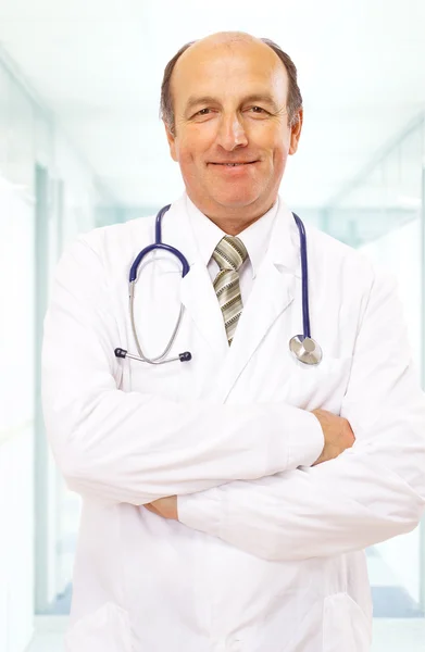 Üst düzey yakışıklı erkek doktor — Stok fotoğraf
