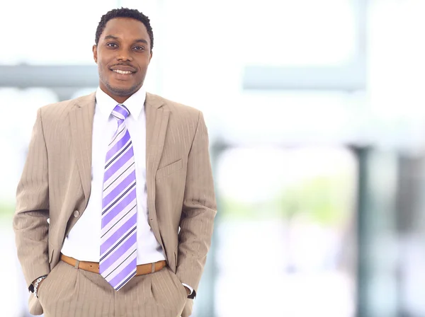 Vértes portré egy sikeres afro-amerikai üzletember — Stock Fotó