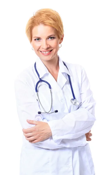Привлекательная женщина-врач в белом халате со стетоскопом вокруг плеч — стоковое фото