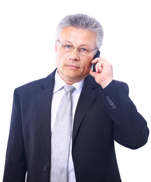 白い背景で隔離の携帯電話で話している成熟したエグゼクティブ — ストック写真