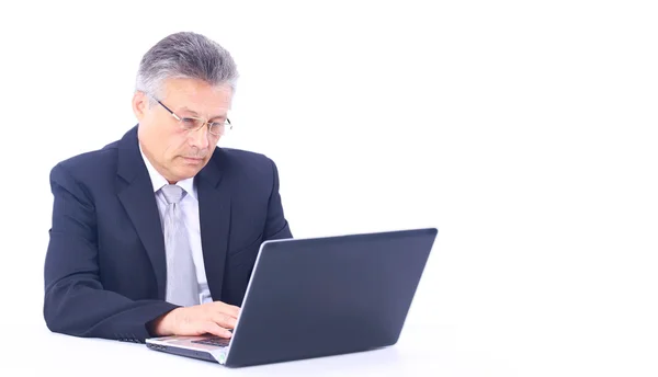 Uomo d'affari anziano che lavora su computer portatile — Foto Stock