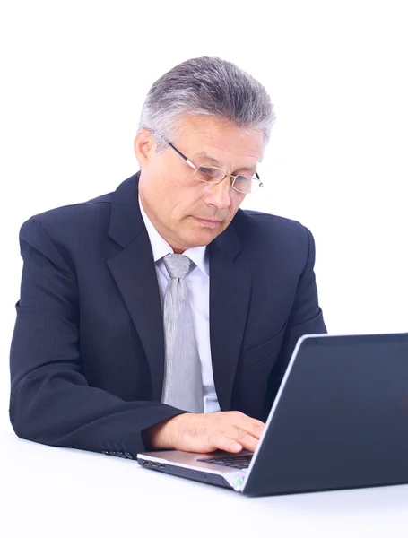 Vezető üzleti ember dolgozik a laptop — Stock Fotó