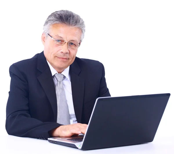 Senior zakenman die op laptop werkt — Stockfoto