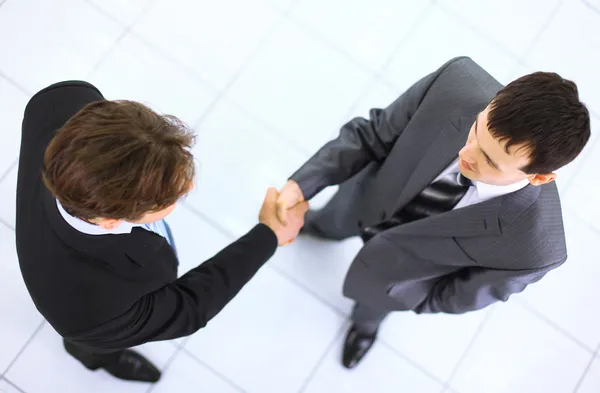 Pohled shora na dva byznysmeny, jak si potřásají rukama - Vítejte v podnikání — Stock fotografie