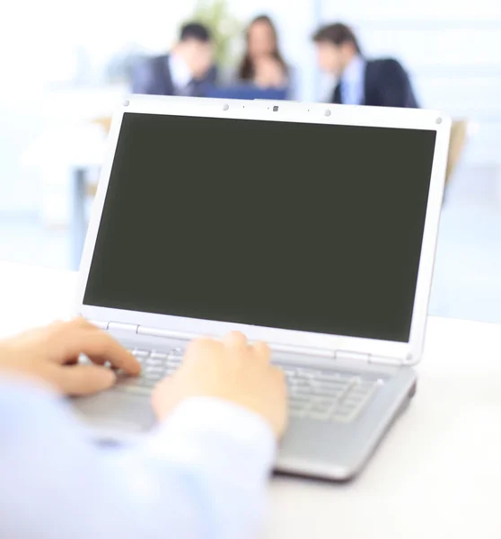 Person tippt in einem Büro auf einem modernen Laptop — Stockfoto