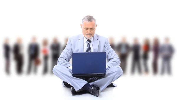 Счастливый старший бизнесмен, работающий на ноутбуке, изолированный от белого бэкга — стоковое фото