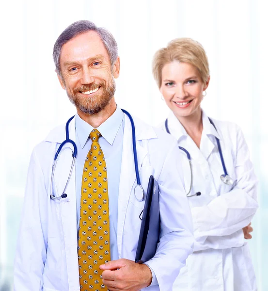 Ein Ärzteteam, Mann und Frau, isoliert auf weißem Hintergrund — Stockfoto