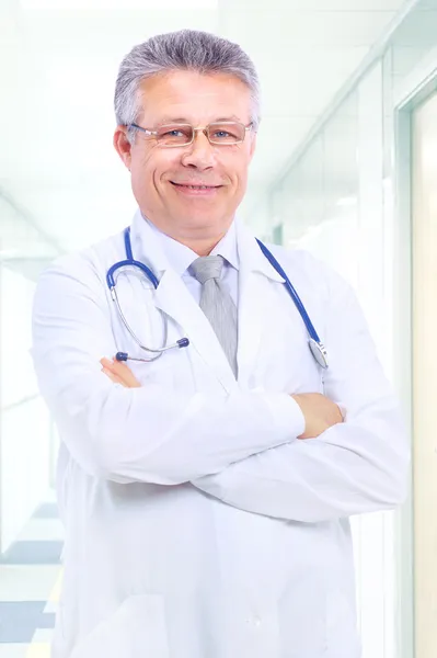 Senior schöner Mann Arzt — Stockfoto