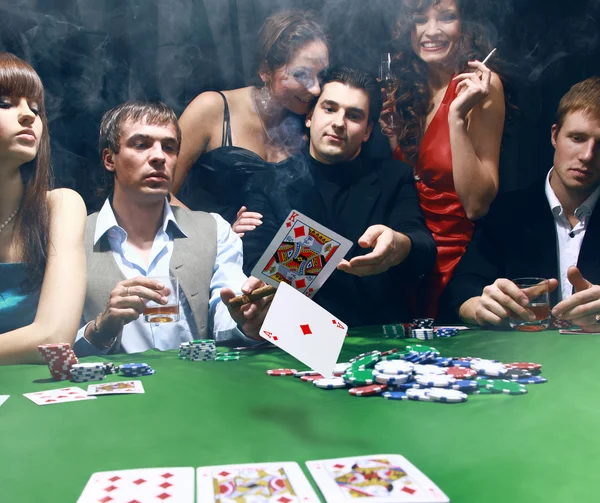 Stijlvolle man in het zwart pak plooien twee kaarten in casino poker las Vegas via — Stockfoto