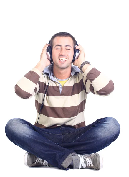Mann im blauen Hemd mit Kopfhörer, der Musik hört - isoliert auf weißem Grund — Stockfoto