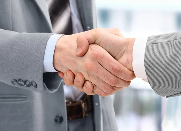 Foto des Handschlags von Geschäftspartnern nach der Unterzeichnung des vielversprechenden Vertrages — Stockfoto
