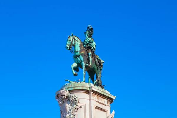 Statue of King Joao I at Figueiroa Square, and St. Jorge castle — Stock Photo, Image