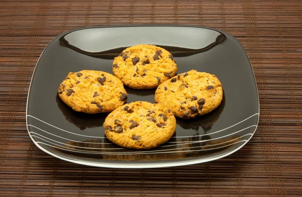 Płyta ciasteczek na ciemnym tle brązowy — Zdjęcie stockowe