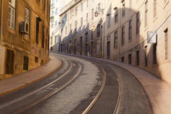 Rua com trilhos eléctricos em Lisboa, Portugal — Fotografia de Stock