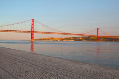 tejo Nehri, LIS üzerinde bir asma köprü 25 de abril köprüdür