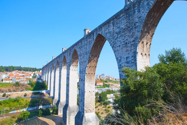 Исторический акведук в городе Лиссабоне, построенный в XVIII веке, Р — стоковое фото
