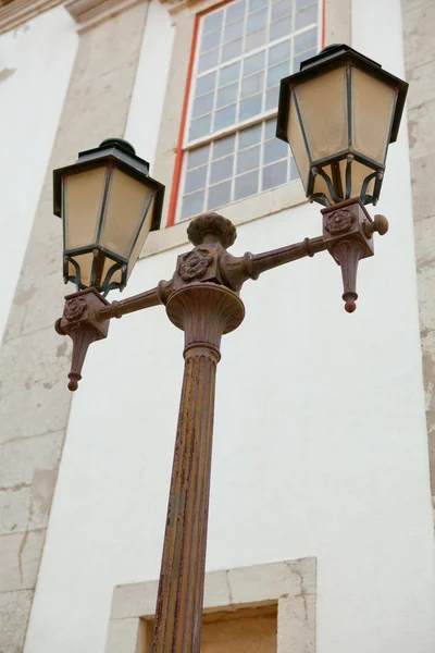 Типичный металлический фонарь в Лиссабоне — стоковое фото