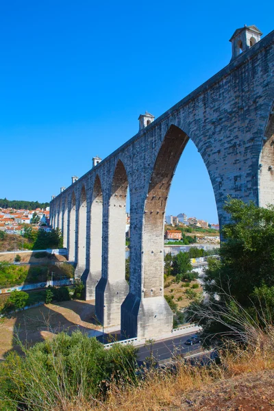 Historiska akvedukten i staden Lissabon byggdes på 1700-talet, p — Stockfoto