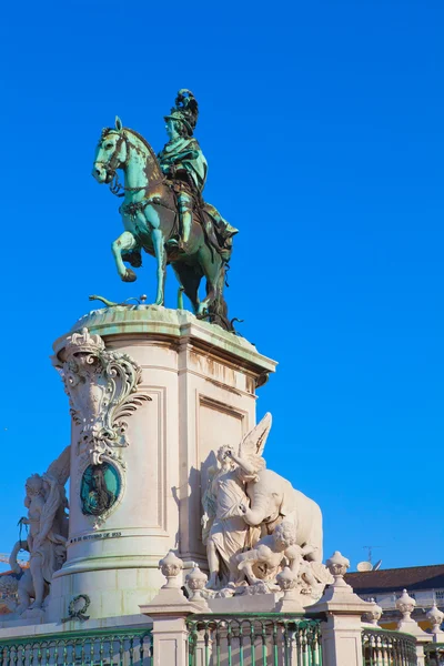 Statue des Königs Joao I auf dem Figueiroa-Platz und Burg St. Jorge — Stockfoto