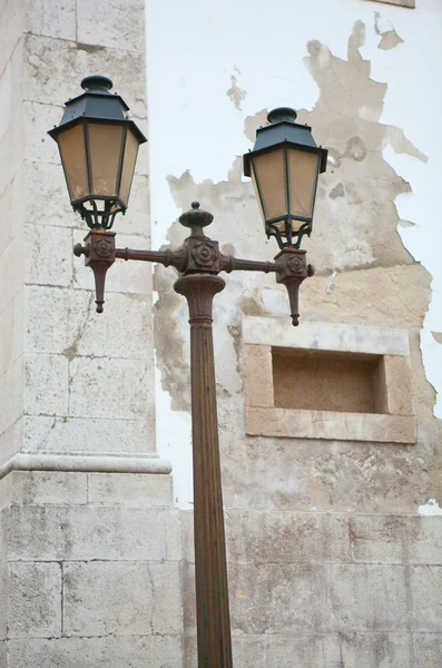 Lampada da strada in metallo tipica di Lisbona — Foto Stock