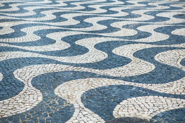 "Calcada ", typowy portugalski chodnik, wykonany z małych kamieni — Zdjęcie stockowe