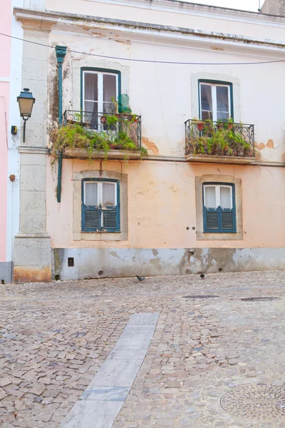 Een smal straatje in Lissabon, portugal — Stockfoto