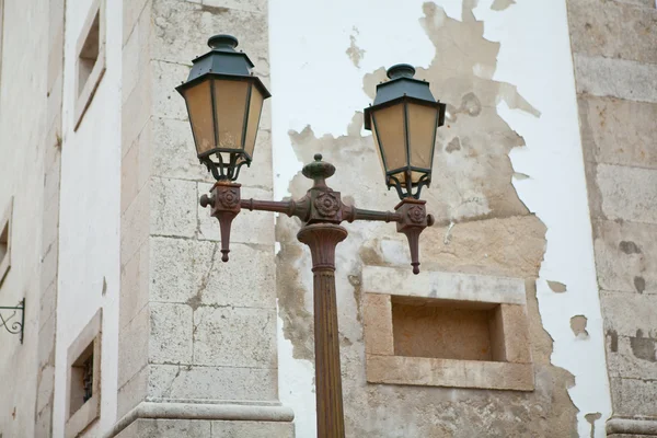 Lámpara de calle típica de metal en Lisboa — Foto de Stock
