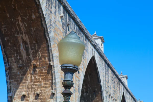 Historic aqueduct in the city of Lisbon built in 18th century, P — Stock Photo, Image