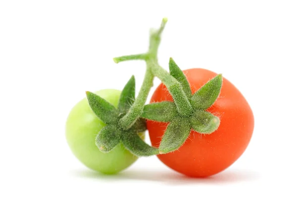 Tomates cherry verdes y rojos aislados sobre fondo blanco — Foto de Stock