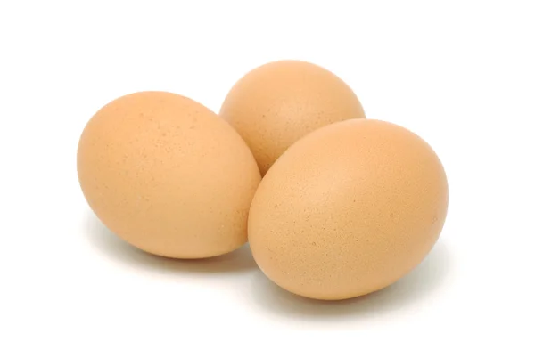 Коричневые куриные яйца на белом фоне — стоковое фото