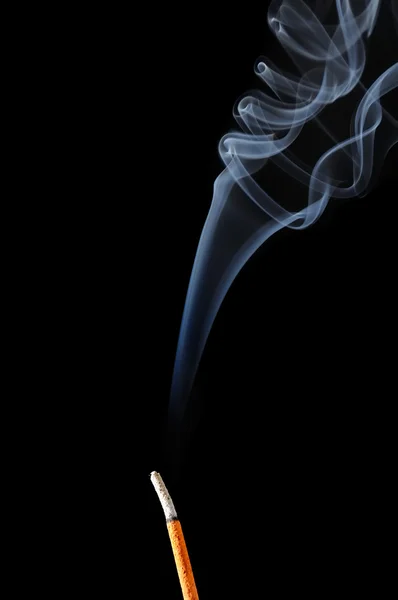 Wierookstokje met rook op zwarte achtergrond — Stockfoto