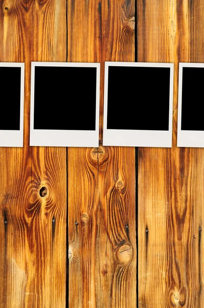 Cztery puste zdjęcia na ścianie drewniane — Zdjęcie stockowe