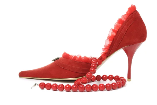 Sexy rode vrouwelijke schoen en kralen — Stockfoto