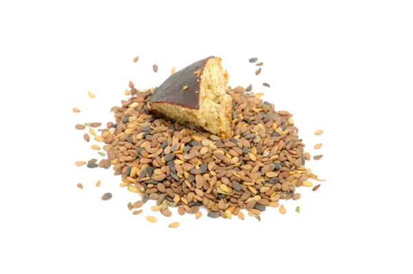 Pilha de sementes de gergelim de Tan com pedaço de biscoito — Fotografia de Stock