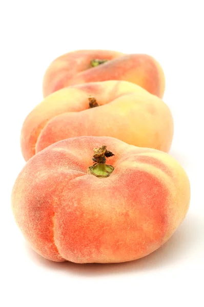 Flache Pfirsiche isoliert auf weißem Hintergrund — Stockfoto