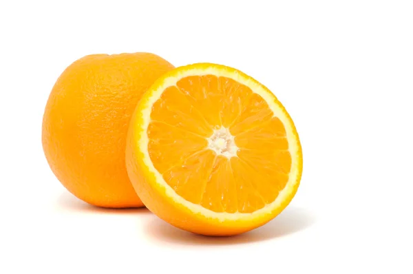 Sappige sinaasappelen geïsoleerd op witte achtergrond — Stockfoto