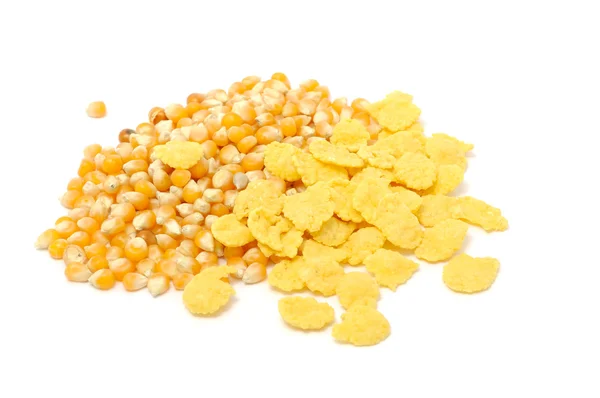 Copos de maíz y granos de maíz aislados sobre fondo blanco — Foto de Stock