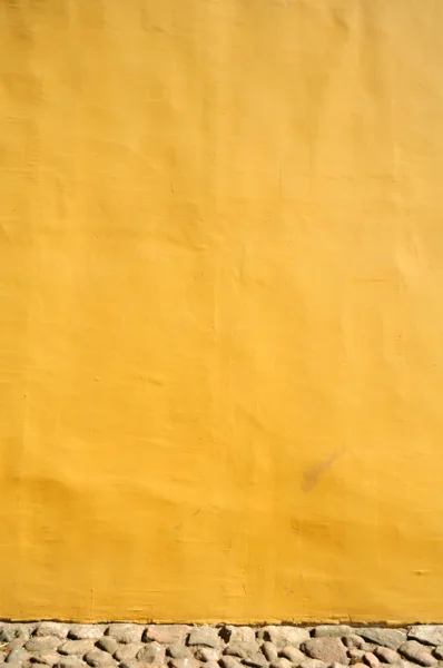 Желтая бетонная стена — стоковое фото