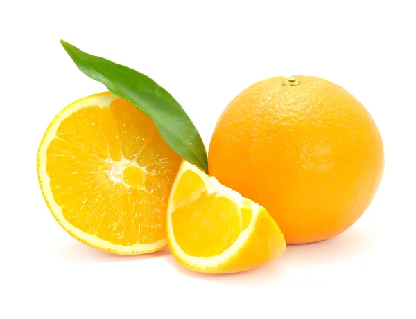 Sinaasappelen met groen blad — Stockfoto