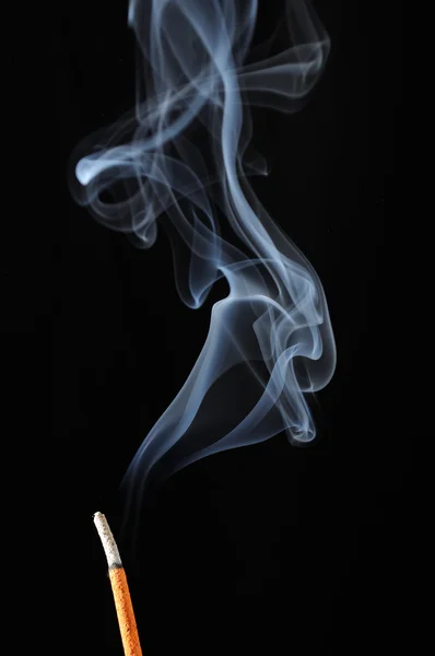 線香の煙で — ストック写真