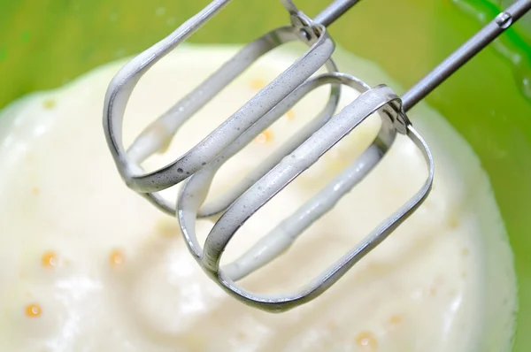 Misturador Whisks e ovos chicoteados na tigela — Fotografia de Stock