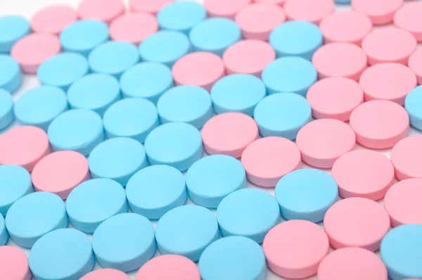 Синие и розовые таблетки — стоковое фото