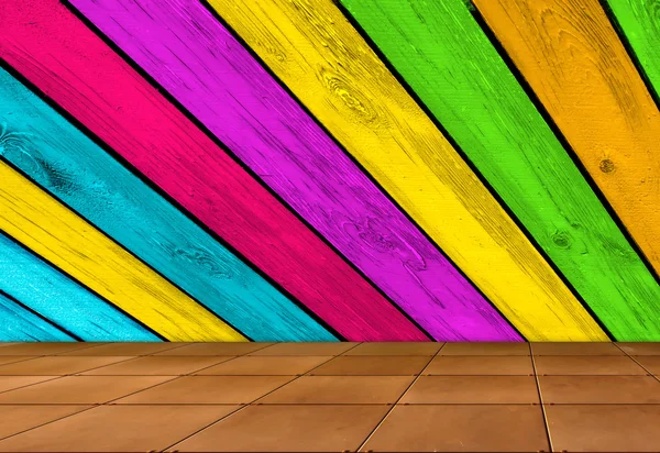 Veelkleurige houten muur en betegelde vloer — Stockfoto