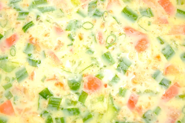 Jarní cibulkou a rajčaty omeletu — Stock fotografie