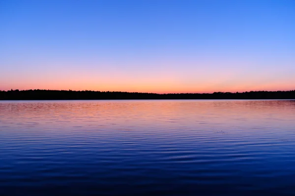 Hermoso amanecer sobre el lago — Foto de Stock