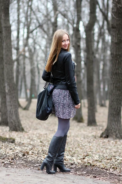 Piena lunghezza, donna che cammina nel parco autunnale — Foto Stock