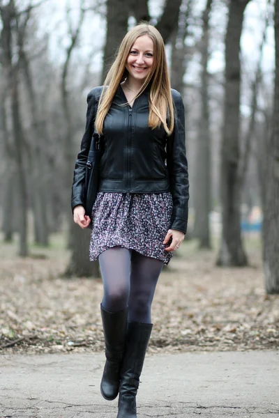 Longitud completa, mujer caminando en el parque de otoño —  Fotos de Stock