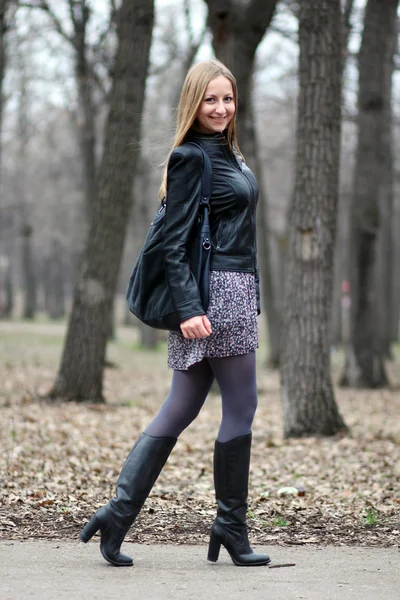 Kadın sonbahar parkta yürüyüş, tam boy — Stok fotoğraf